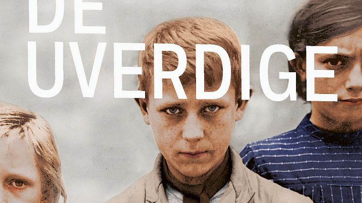 I romanen De uverdige tegner Roy Jacobsen et brutalt ærlig og varmt portrett av en barndom og et miljø som til nå har vært nær sagt fraværende i krigshistorien. 