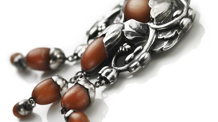 Georg Jensen. Ravvedhæng af sølv prydet med cabonchonslebet rav.jpg