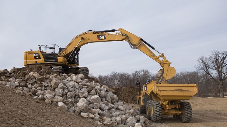 Nya Cat 336 - vy från sidan, lastar dumper.