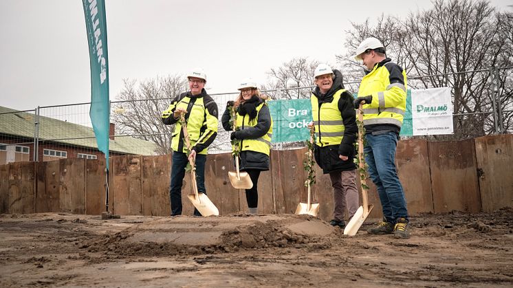 Första spadtaget av parkeringshuset i Sege Park, december 2020. MIchael Olsson VD, Maja Johansson, miljö- och klimatstrateg, Jonas Lloyd från Lloyds Arkitektkontor samt Peter Plaschke, byggprojektledare