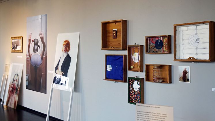 Ausstellungsexponate in der Ausstellung "Re:Orient - Die Erfindung des muslimischen Anderen"