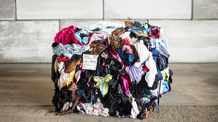 På Siptex anläggning sorteras blandat textilavfall utifrån fibersammansättning. Materialet som kallas ReFab – Renewable Fabulous Fabrics kan sedan gå vidare till återvinning. Foto: Andreas Offesson