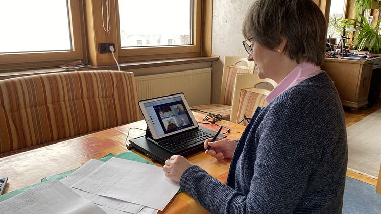 Küchenbank statt Schulbank: Landtagsabgeordnete Claudia Ravensburg (CDU) stattet der Hephata-Förderschule einen „digitalen Unterrichtsbesuch“ ab.