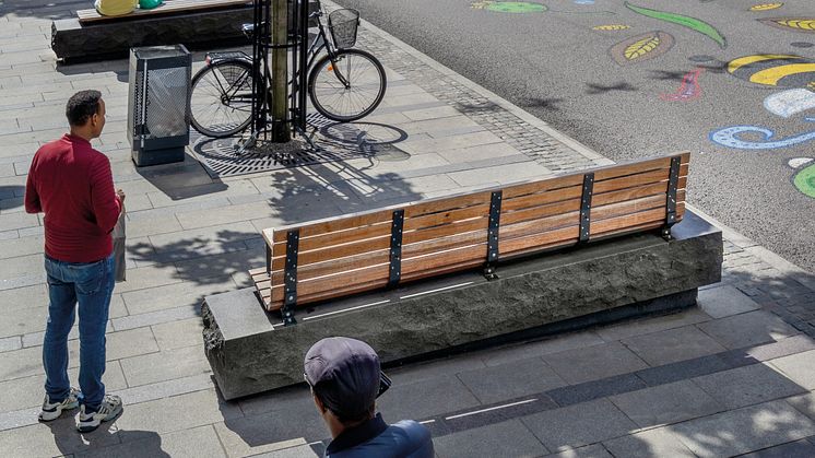 Kajen parksoffa och bänk skapar nya sittplatser på befintliga stenar, hällar och murar. 