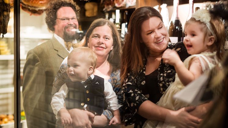 Minigourmeterna 12_EdwardBlom_GunillaKinn_HenriettaAnefalk_Melchior och Elsa i Ostbutikens lager FOTO Åsa Deleau Wiklund