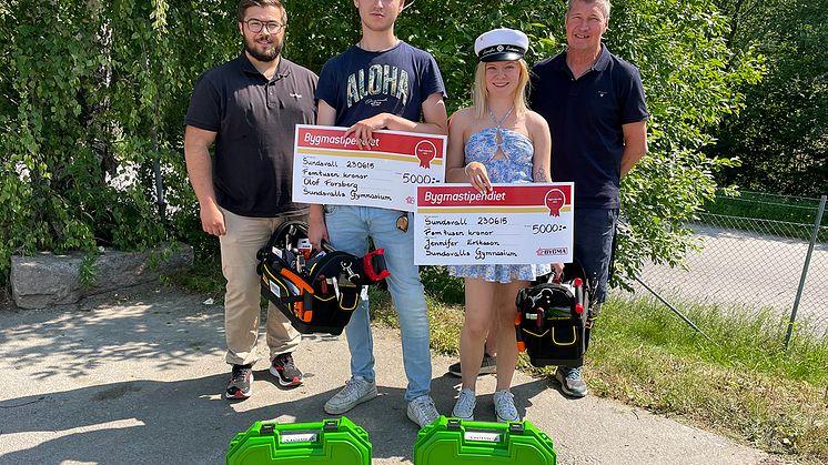 I Sundsvall har Bygmastipendiet tilldelats byggeleverna Olof Forsberg och Jennifer Eriksson. De syns i bild tillsammans med Erik Tjernström Backlund från Bygma och Bo Eriksson från Sundsvalls Gymnasium.