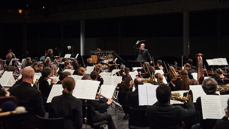 Die Basel Sinfonietta unter Leitung von Baldur Brönnimann (Foto: Susanna Drescher)