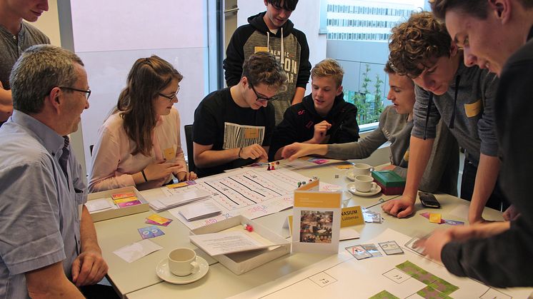 Peter Koppatz (l.), Mitarbeiter im Projekt "SecAware4school", betreute das Team des Paul-Fahlisch-Gymnasiums Lübbenau.