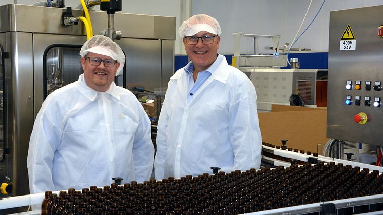 Leif Kjetil Gjendemsjø fra Pharma Marine viser han Marius Løseth Hauge fra TAFJORD rundt på fabrikken og forklarer om produksjon, strømbehov – og store innsparinger på forbruksavgiften.