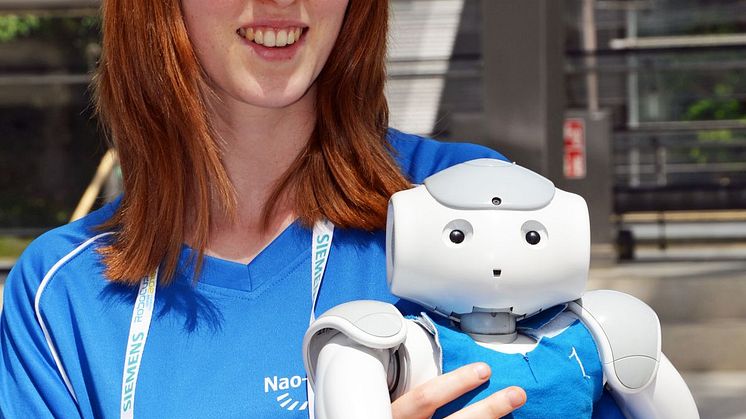 Anne Wissing von der HTWK mit ihrem Roboter