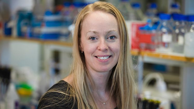 Anna Överby in lab