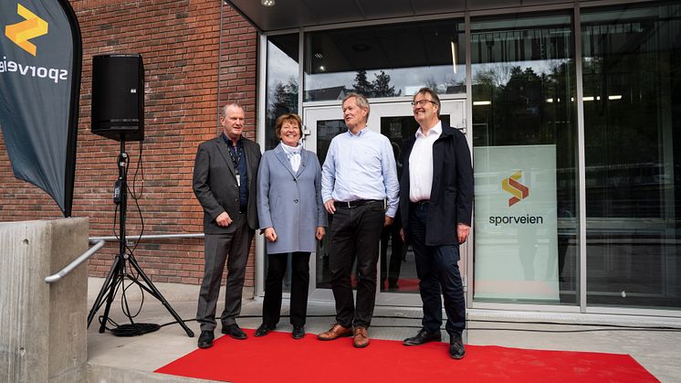 F.v. verkstedsjef Tomm Bråthen, ordfører Marianne Borgen, sporveissjef Cato Hellesjø, Per Magne Mathisen konserndirektør 