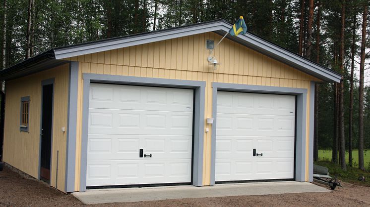 Närbild på dubbelgarage från Lövångers Bygg