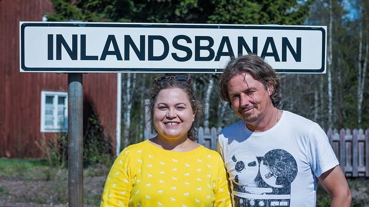 Kocken Susanne Jonsson botaniserar i inlandets kulinariska utbud tillsammans med P4 Västerbottens Gerhard Stenlund.
