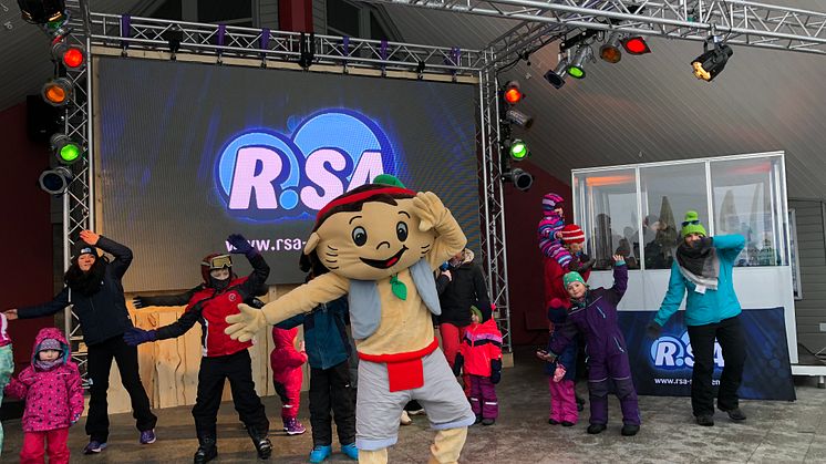  YOKI AHORN -das Maskottchen der Ahorn Hotels & Resorts- bei der Skigymnastik