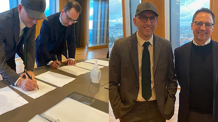 Mattias Lundgren (WAPI) och Morten Hesseldahl (Gyldendal) skriver på köpeavtalet där det danska storförlaget betalar 100 Mkr för det svenska ljudboksförlaget.