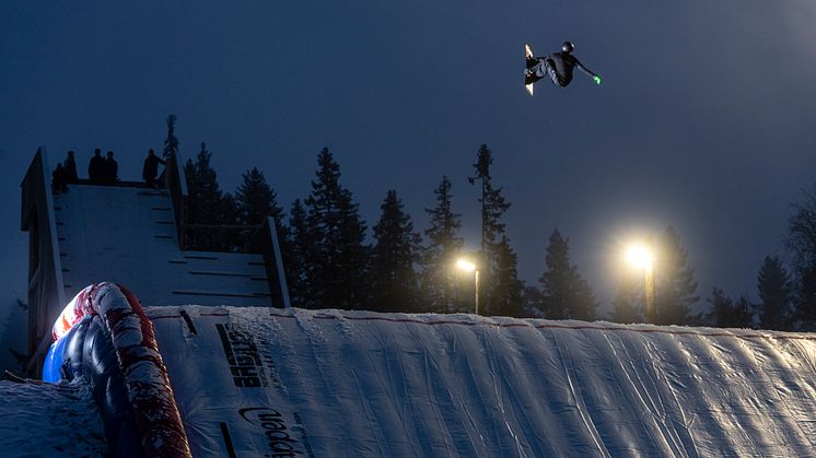 Ludvig Billtoft hoppar i träningsanläggningen i Kläppen Park