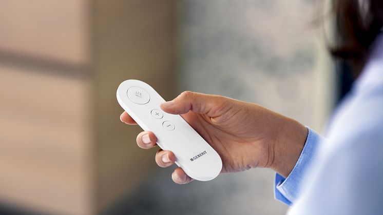 2024_Geberit AquaClean Alba_Family_Remote Control_hand_Original