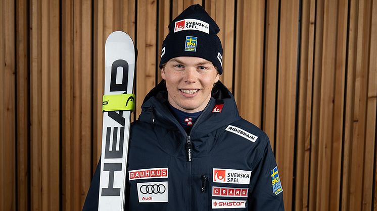 Adam Hofstedt, Karlstads SLK, tar JVM-silver i herrarnas avslutande slalom. Foto: Ski Team Sweden Alpine