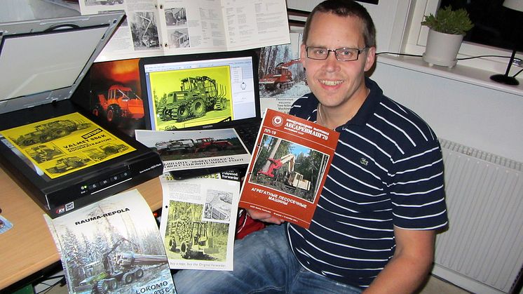 Jimmi Svensson har scannat in intressant dokumentation om äldre skogsmaskiner till e-museet Elmia Classics. I handen håller han en rysk broschyr om en maskin byggd på ett stridsvagnschassi. 