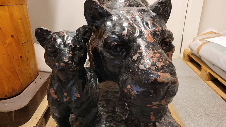 The sculpture Lioness and cubs