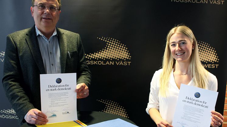 Rektor Martin Hellström och studentkårens ordförande Paulina Samuelsson vid undertecknandet av Deklaration för en stark demokrati (Foto: Andreas Borg)