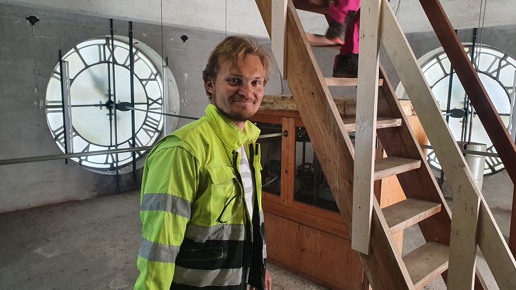 Lars Steinar Hefre har installert prismer i spiret på domkirke som referansepunkt for å overvåke Torvbyen i Fredrikstad.