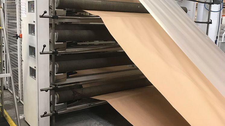 Maskiner der folder papir og plast sammen, der skal anvendes til endeligt produkt