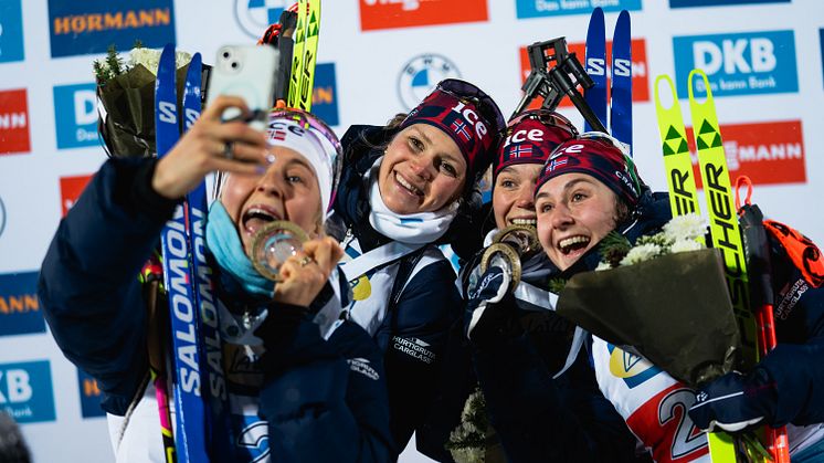 REISER VIDERE: De norske jentene har hatt en pangstart på sesongen i svenske Østersund. Nå sikter de seg inn mot Hochfilzen. Foto: Emil Sørgård / NSSF 