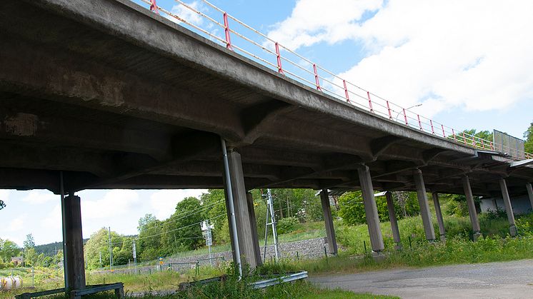 Järnvägsviadukten är byggd 1932 och i så dåligt skick att den måste rivas och ersättas av en ny. 