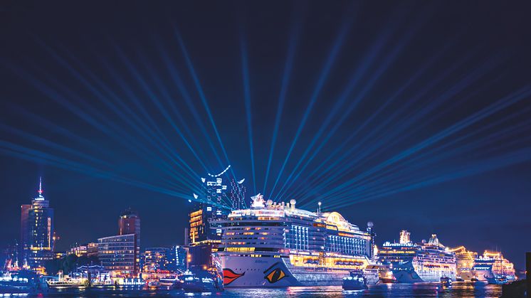 Hamburg: Port by night © Hamburg Marketing GmbH/Jan Schugardt