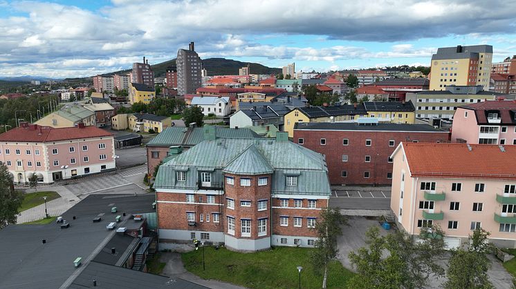 I mitten av bilden ses Kirunas gamla badhus som ska rivas. 