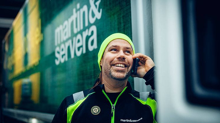Bilden visar chaufför från Martin & Servera Restauranghandel som pratar i telefon utanför hytten på sin ellastbil. Fotograf: Magnus Fond.