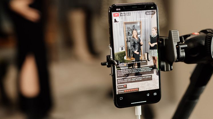 Scorett första skoaktören ut med liveshopping