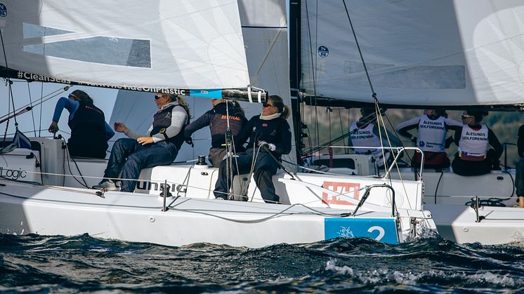 Jenter i J70- 3