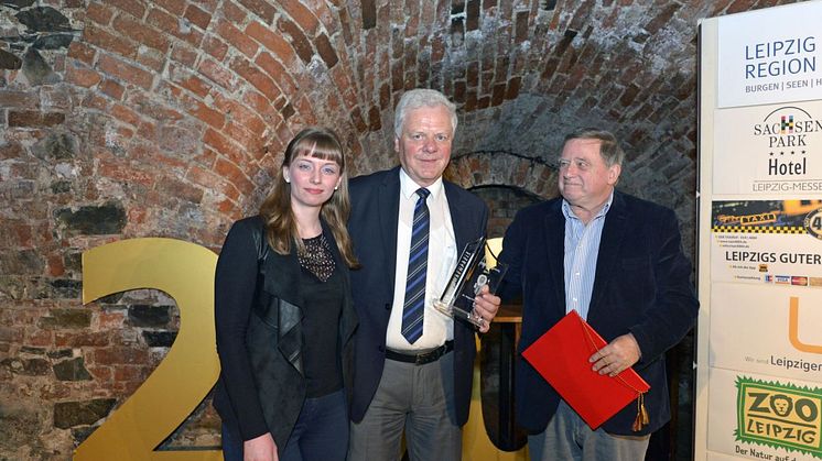 Dr. Helge-Heinz Heinker (m.) wurde vom Medienclub ausgezeichnet
