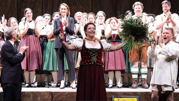 Ensemblen och ledningen för Wiener Staatsoper hyllade Nina Stemme efter föreställningen av Lohengrin. (Foto: Katharina Schiffl)