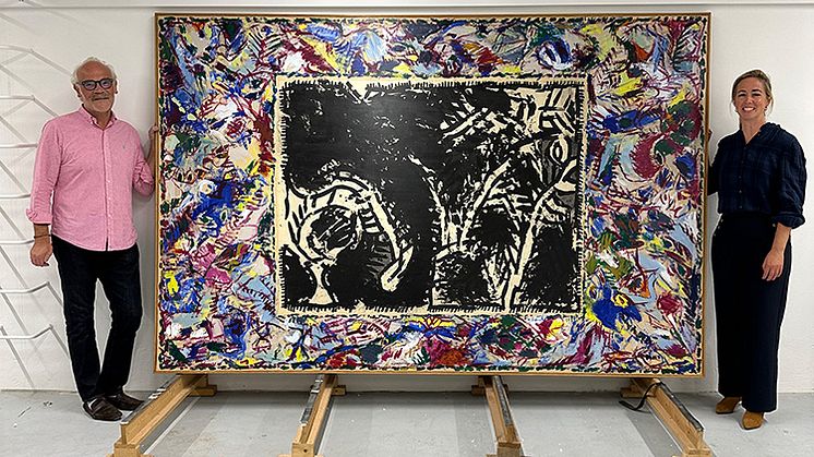Art specialist Niels Raben and representative in Paris Ditte Herborg Krogh in the company of Pierre Alechinsky's painting "Lucioles" from 1984. Estimate: DKK 3,000,000-3,500,000.