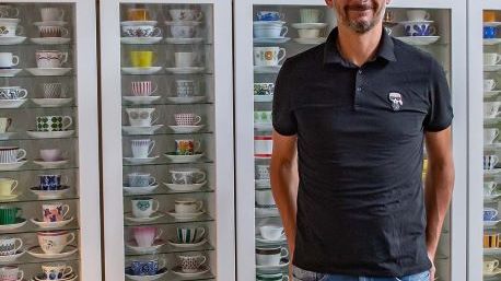 Albin Kristensson med sin samling av 600 koppar och fat.jpg