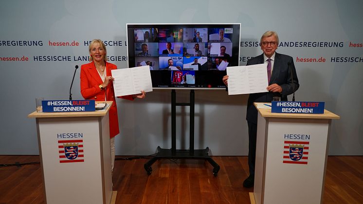 Ministerin Sinemus, Ministerpräsident Bouffier und zugeschaltete Mitunterzeichner mit dem Glasfaserpakt. Bildrechte: Staatskanzlei / MinD 