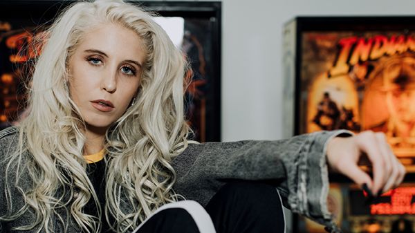 PEG PARNEVIK SLÄPPER NY MUSIK OCH ÅKER PÅ SOMMARTURNÉ