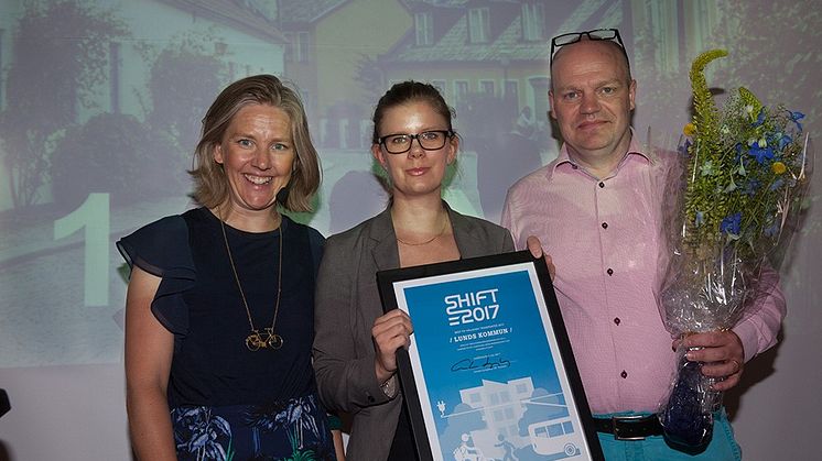 Miljöminister Karolina Skog delar ut pris för SHIFT2017 till Emma Berginger (MP) och Anders Almgren (S), Lunds kommun.