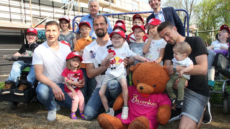 RB-Fußballer kicken im Kinderhospiz Bärenherz mit kleinen Fans um die Wette 
