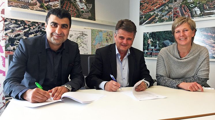  Hayar Gohary, projektdirektör, Jörgen Sundhäll, VD ByggDialog och Katrin Gerle, ombud skriver under avtalet för byggnationen av JSP2. 