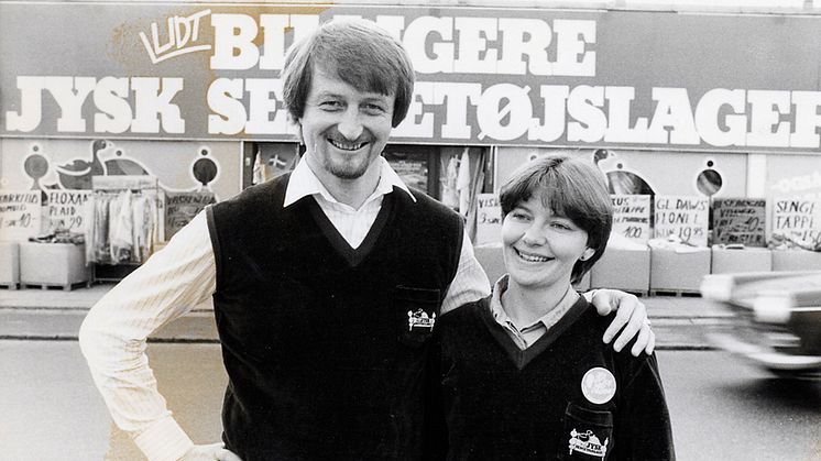 1979 - Lars Larsen e sua moglie Kris, all'esterno del primo negozio JYSK in Danimarca.