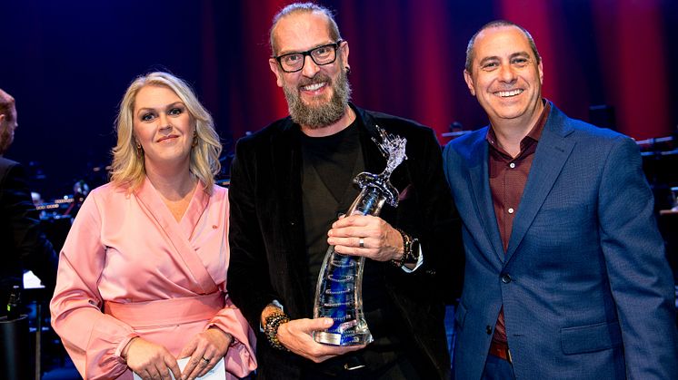 Socialminister Lena Hallengren delar ut SveaPriset till Måns Lööf, Region Gävleborg, och Patrik Borneson, Nabodev AB