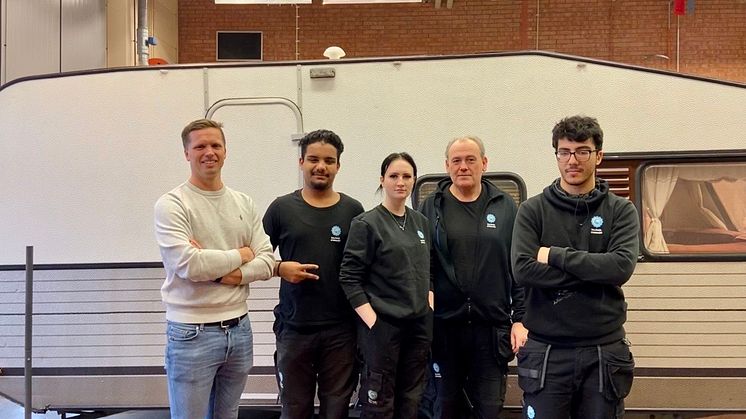 Tullängsgymnasiet - bild på elever, lärare och Erik
