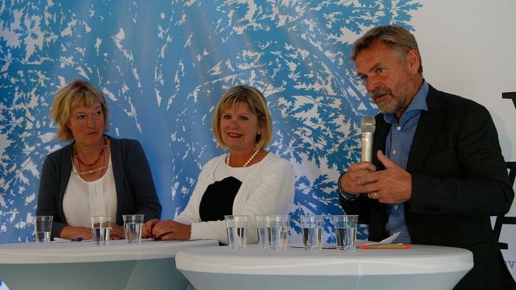 Högskolan Västs rektor Kerstin Norén tillsammans med Skövdes prorektor Lena Mårtensson och Borås rektor Björn Brorström under seminariet i Almedalen.
