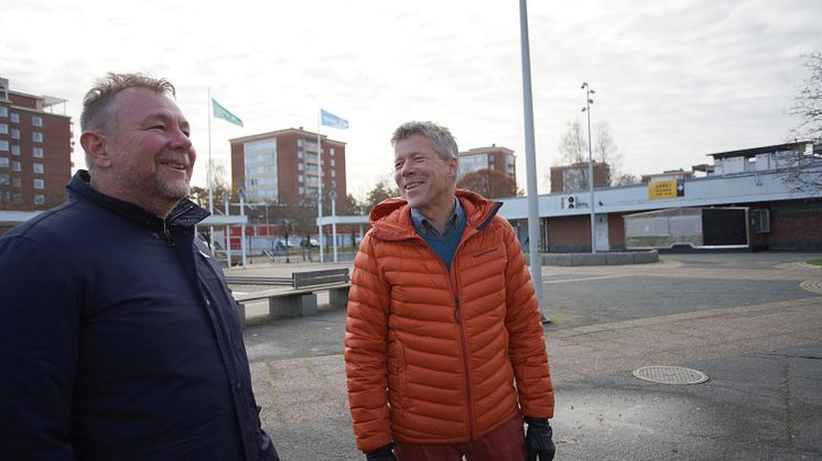 Ett symboliskt handslag ägde idag rum mellan Eidars Vd Urban Blom och Skanskas distriktschef Anders Ericsson i samband med att avtalet för utvecklingsprojektet kring Kronogårds torg signerades.