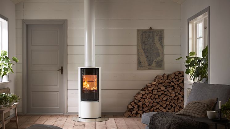 Braskaminen 510G från ﻿Contura sprider härligt ljus och behaglig värme